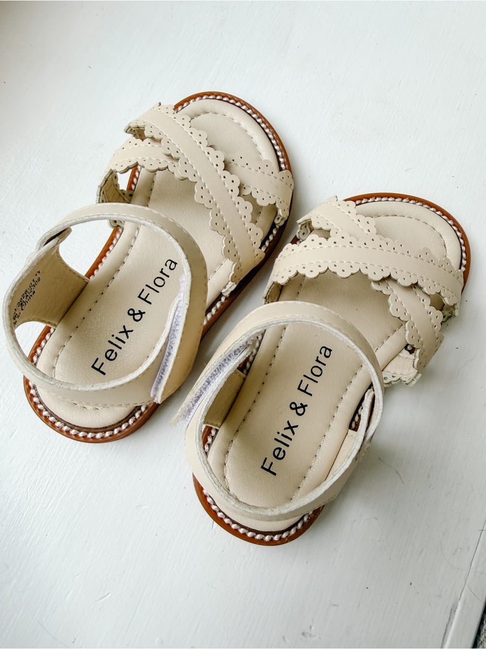 Felix and Flora Toddler Cream Scalloped Strap Sandals (Size 6)